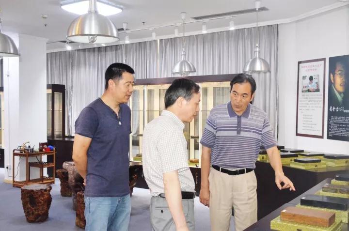 集團(tuán)公司黨委書(shū)記、總經(jīng)理虞岳明參觀省工藝品公司魯硯展