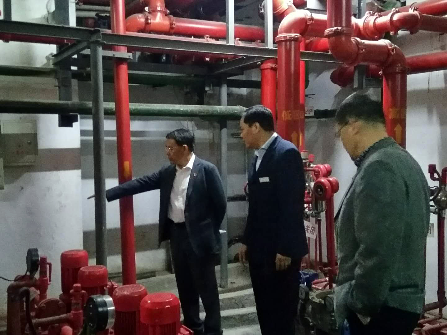 集團(tuán)公司副總經(jīng)理徐旭陽帶隊(duì)檢查二輕大廈