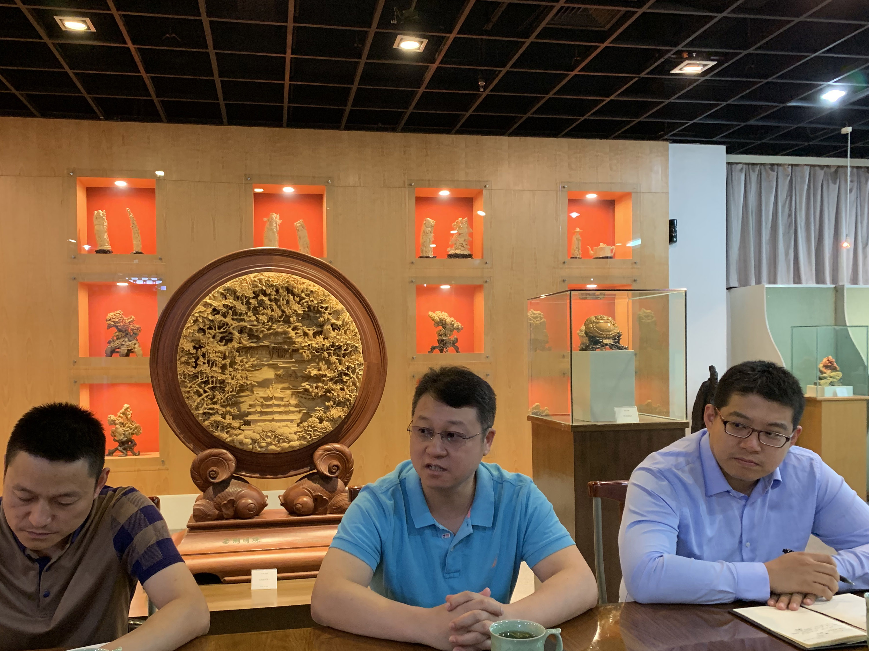 北京工美領(lǐng)導(dǎo)訪問(wèn)省工藝品公司