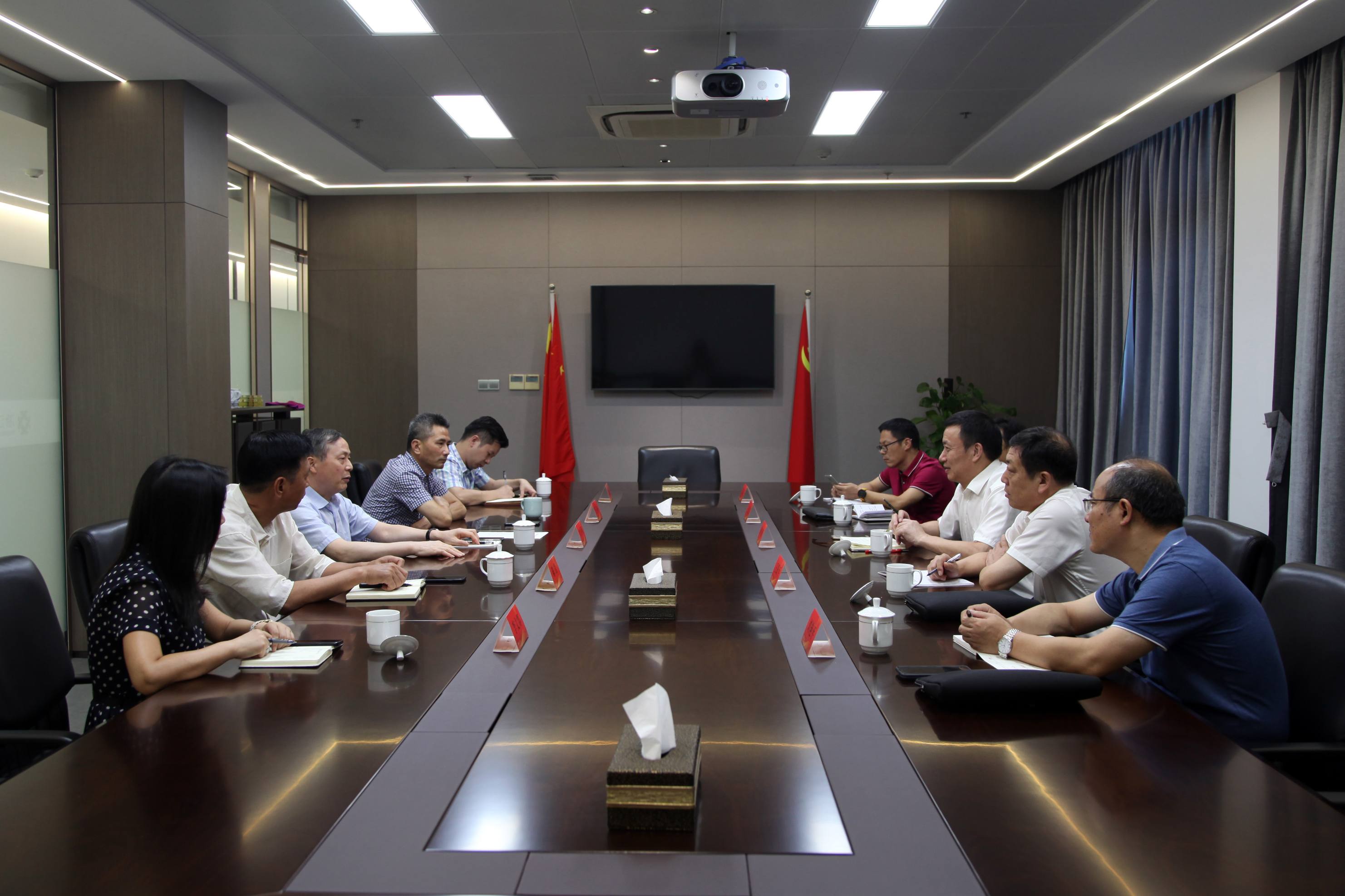 金華市國資委主任揚霄雁赴省二輕集團調(diào)研交流