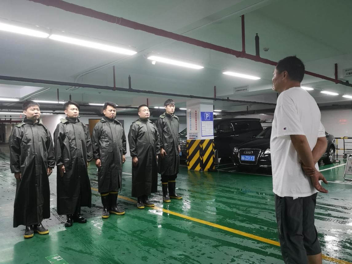 風(fēng)雨更映黨旗紅——省二輕集團(tuán)下屬商業(yè)公司黨員干部全力抗擊臺(tái)風(fēng)“煙花”