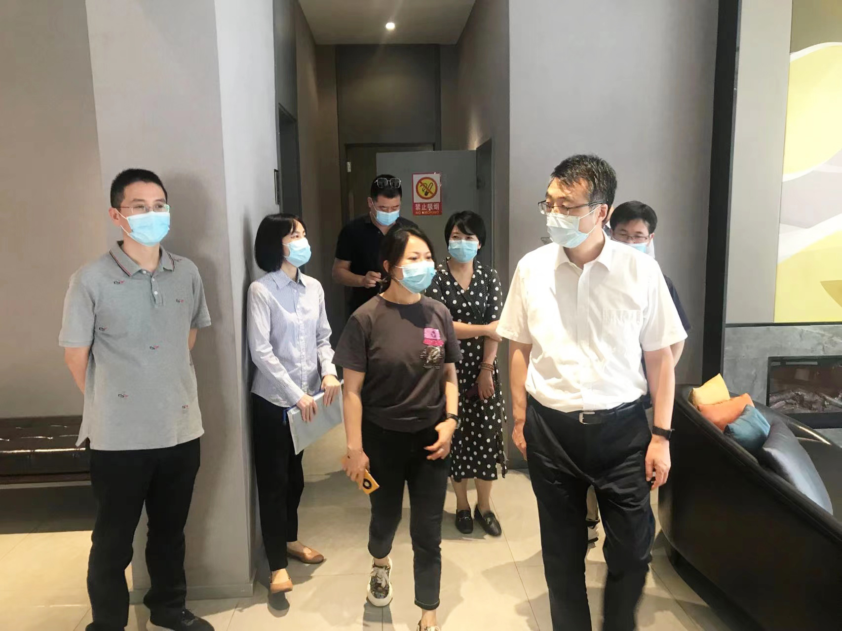 吳敏赴工藝品公司開展國慶節(jié)前安全生產(chǎn)和疫情防控檢查