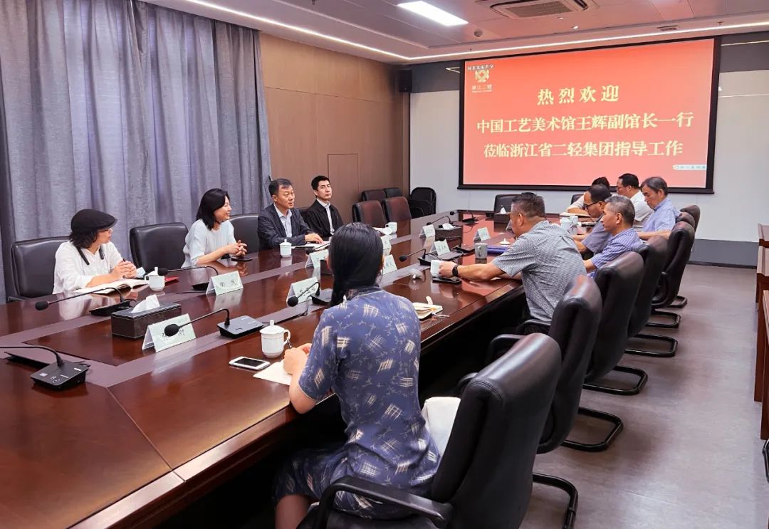 中國(guó)工藝美術(shù)館副館長(zhǎng)王輝來(lái)省二輕集團(tuán)調(diào)研