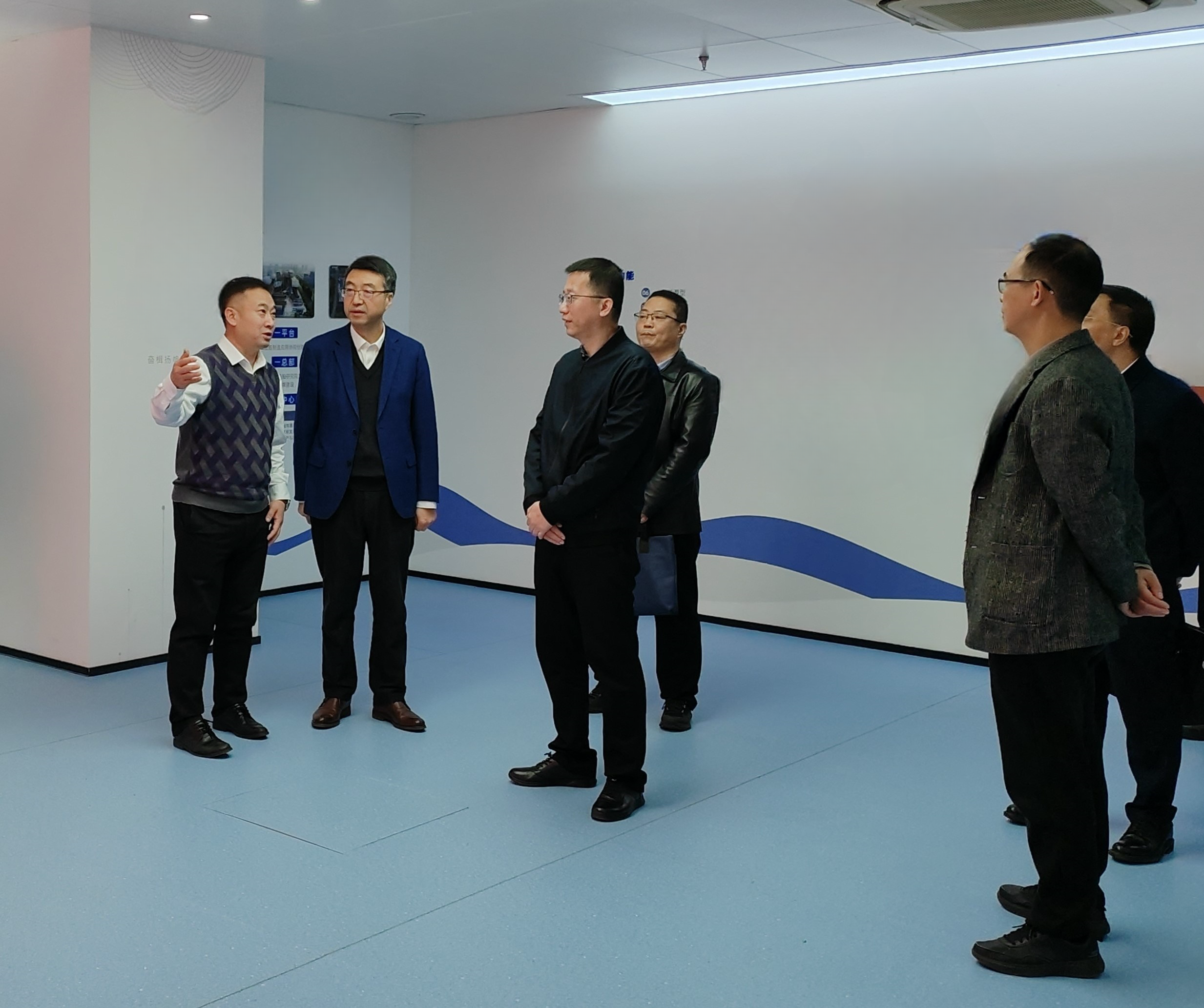 省國資委黨委委員、副主任陳孝在省二輕集團(tuán)開展“大走訪大調(diào)研大服務(wù)大解題”活動(dòng)