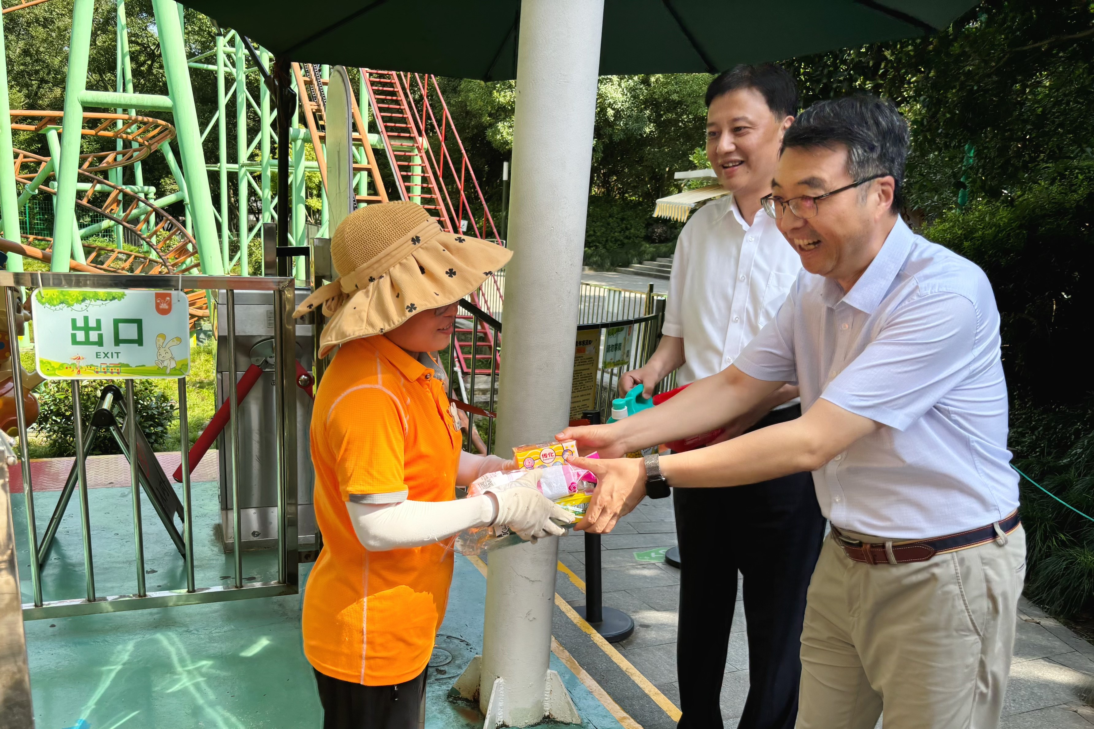 盛夏送清涼 關(guān)愛沁人心 省二輕集團(tuán)開展高溫慰問活動(dòng)