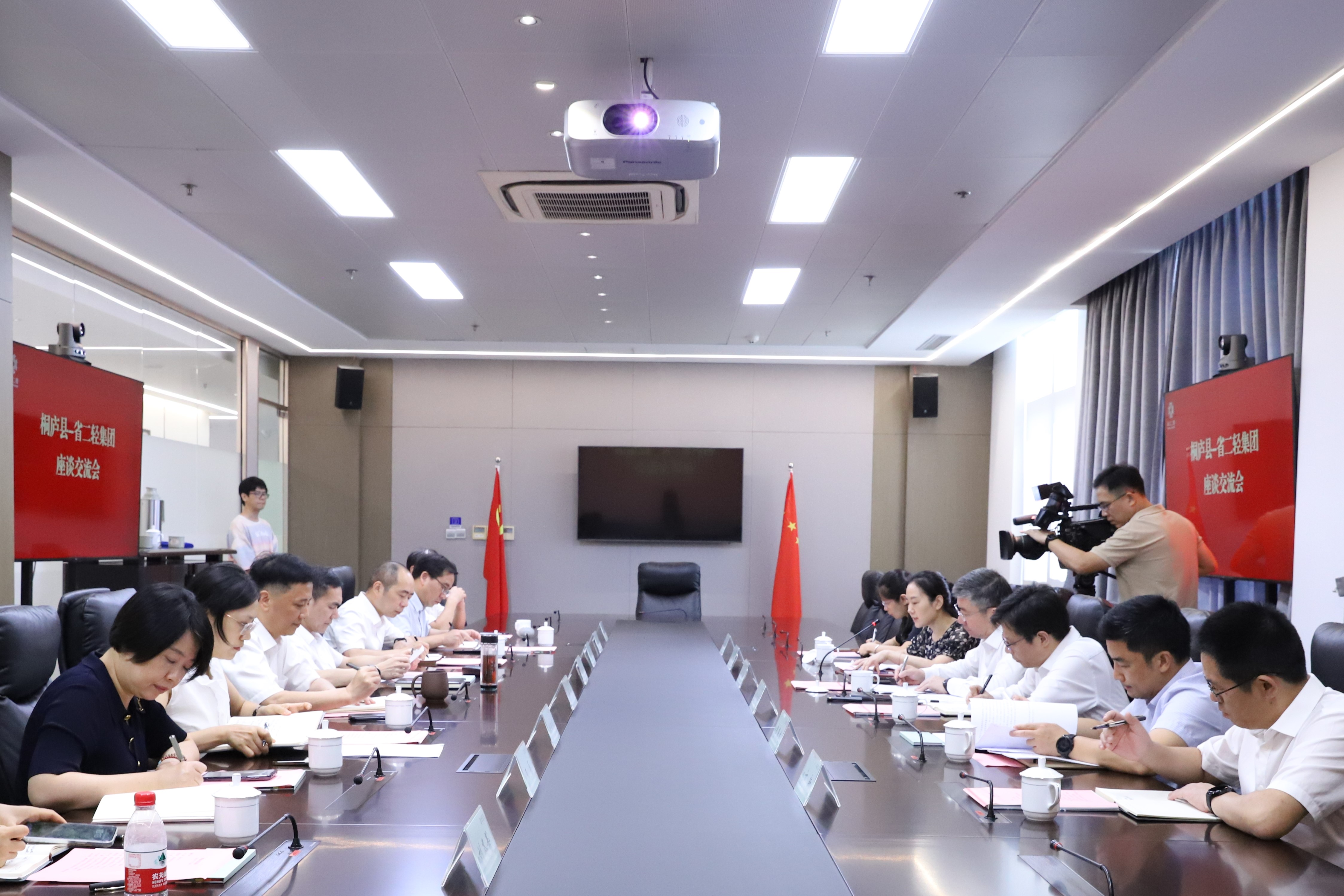 桐廬縣委書記馮晶一行到訪省二輕集團