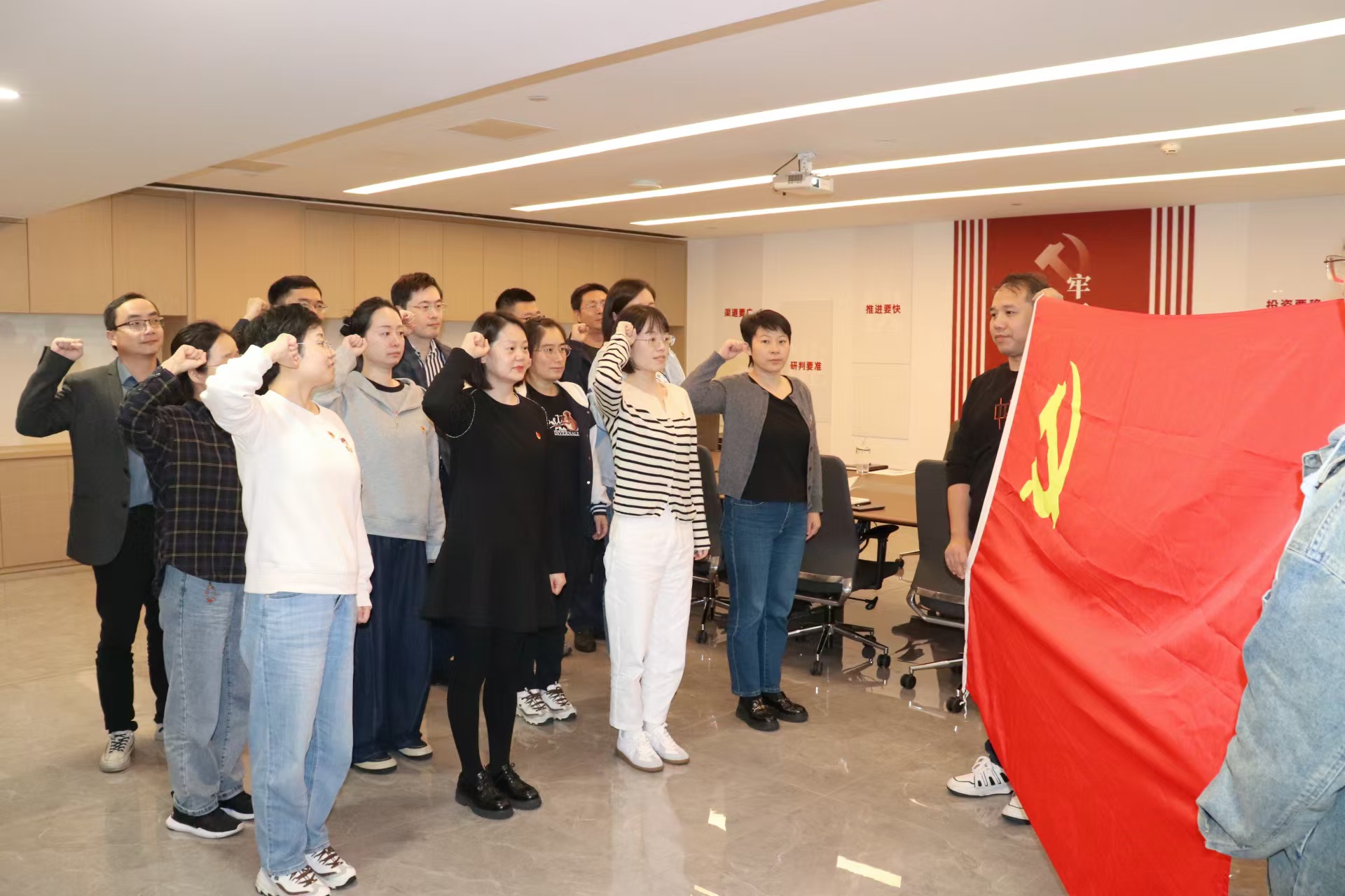 廣杰典當(dāng)公司聯(lián)合黨支部開展“循跡溯源看歷史 踔厲奮發(fā)向未來(lái)”主題黨日活動(dòng)