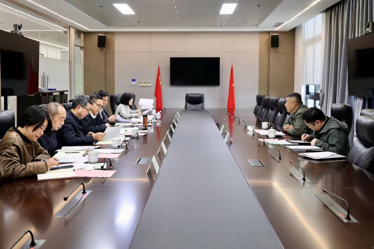 中國工藝美術學會理事長才大穎一行到訪省二輕集團