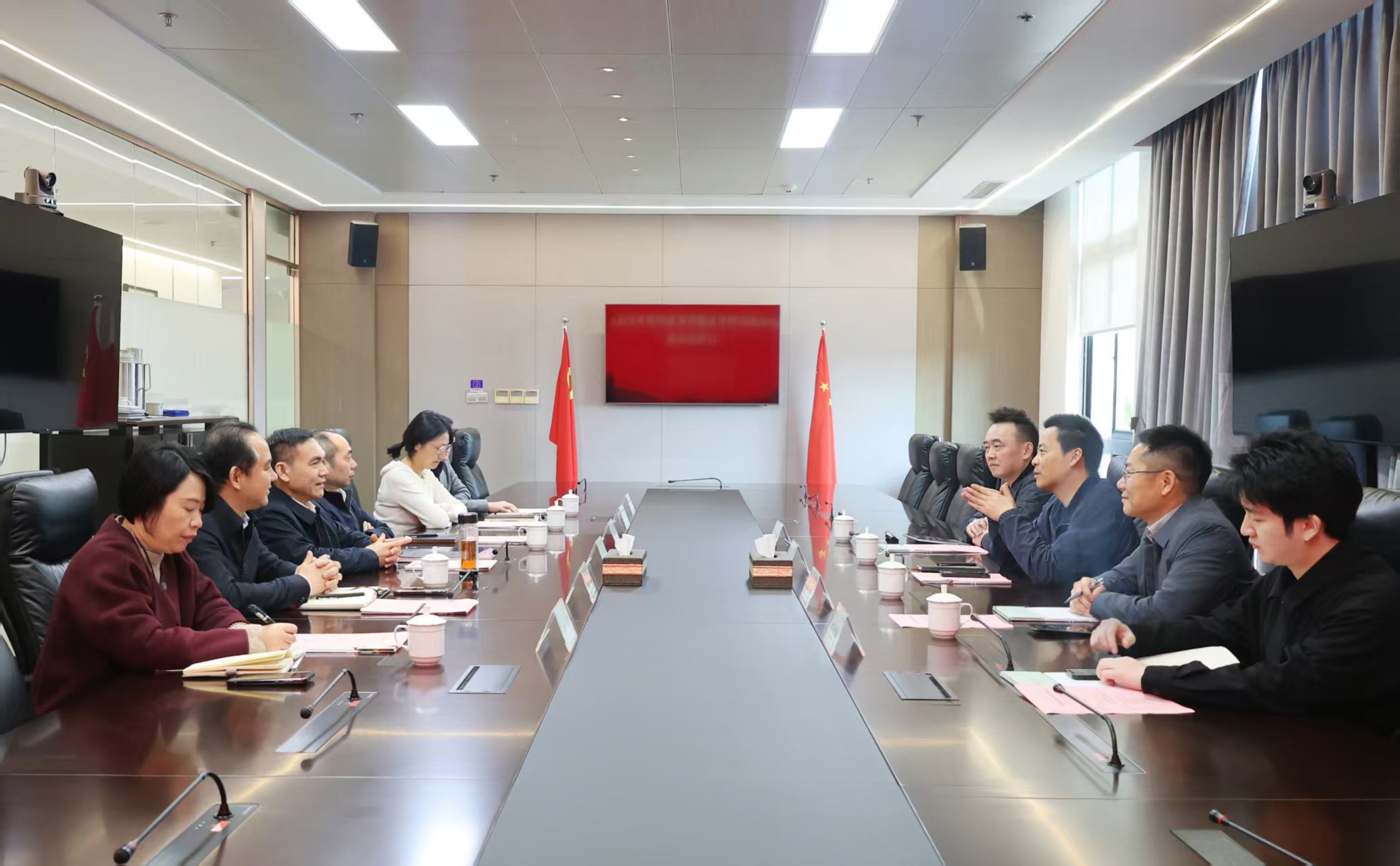 杭州金融投資集團(tuán)黨委書(shū)記、董事長(zhǎng)沈立一行到訪省二輕集團(tuán)